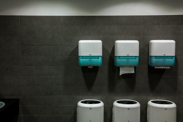 paper-towel-dispensers-and-waste-bins